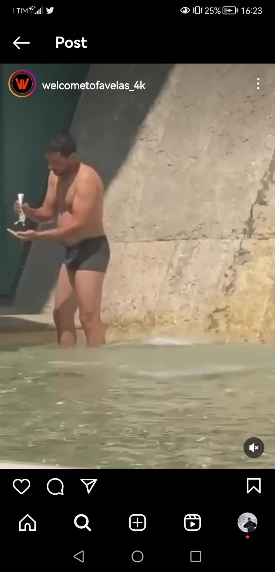 &Egrave; caccia al turista che si &egrave; fatto la doccia nella fontana dell&rsquo;aeroporto: