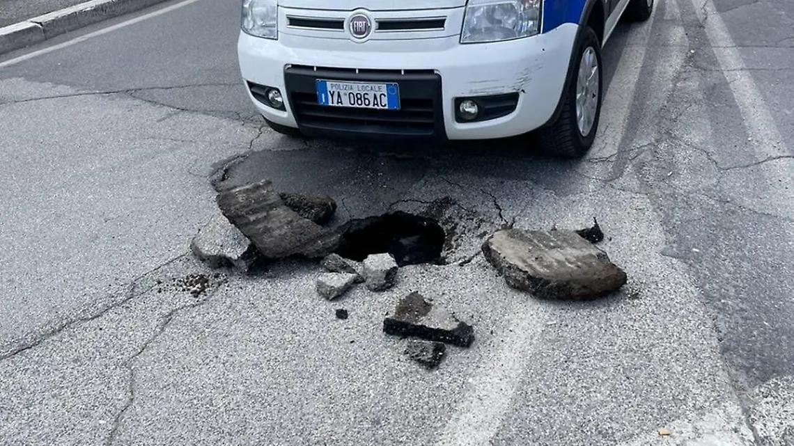 Cede l&rsquo;asfalto e si apre una voragine