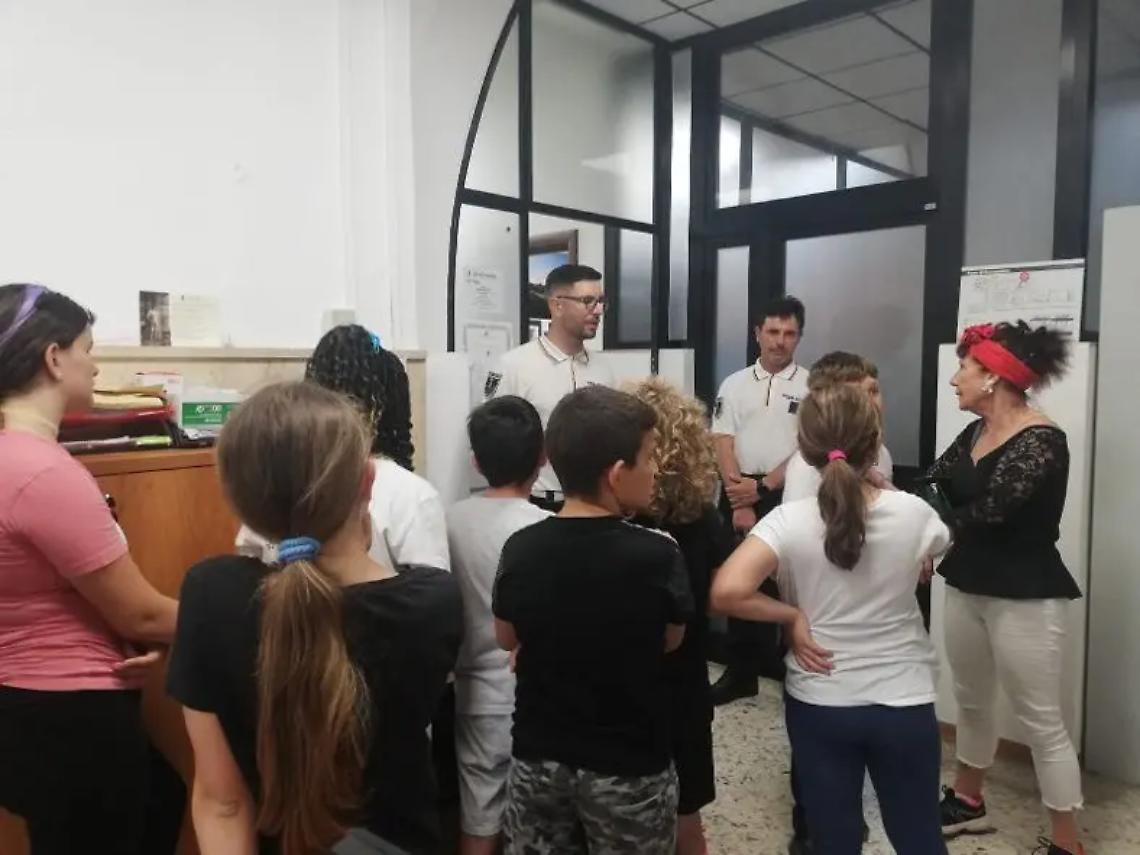 Tarquinia, primo open day: studenti della quinta elementare in visita al Comando di Polizia locale