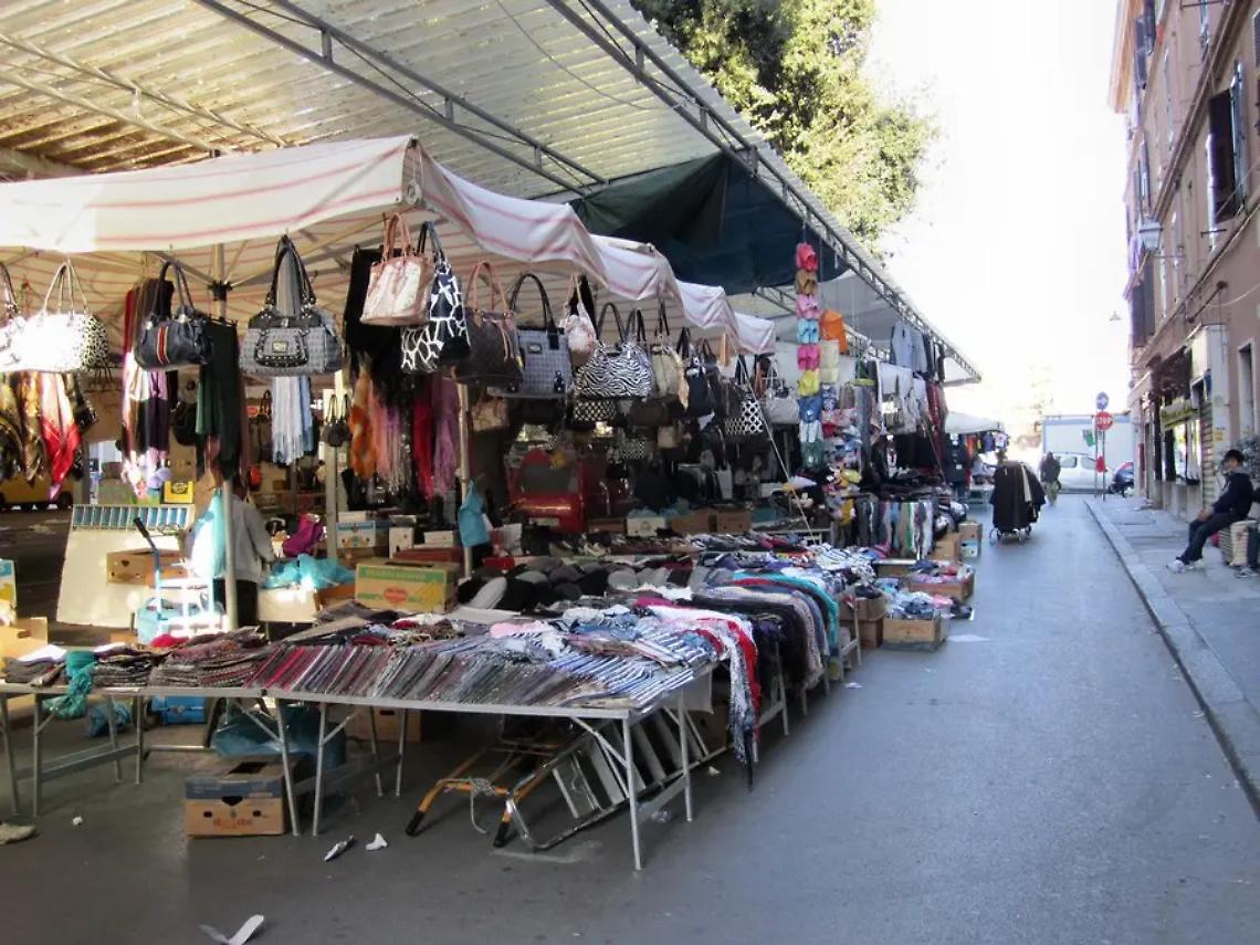 Primi lavori di restyling al mercato
