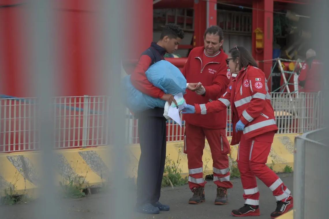Humanity 1 in navigazione verso Civitavecchia