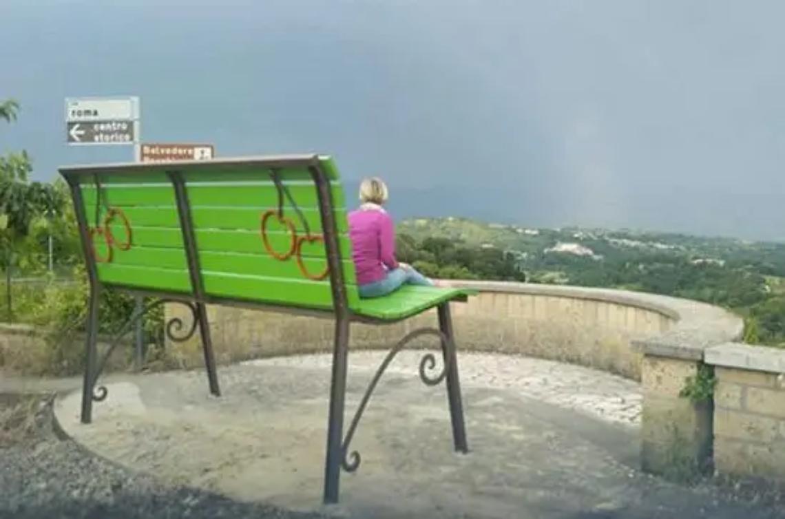 Una panchina gigante per ammirare il panorama