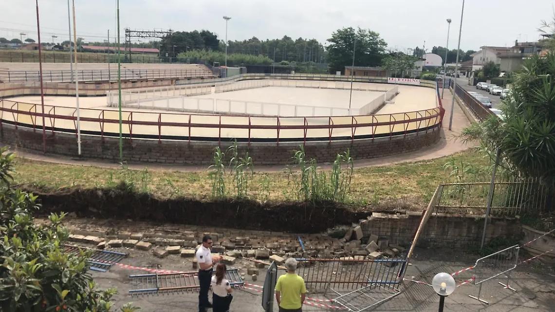 Crollo in via Canova: gi&ugrave; muro e recinzione