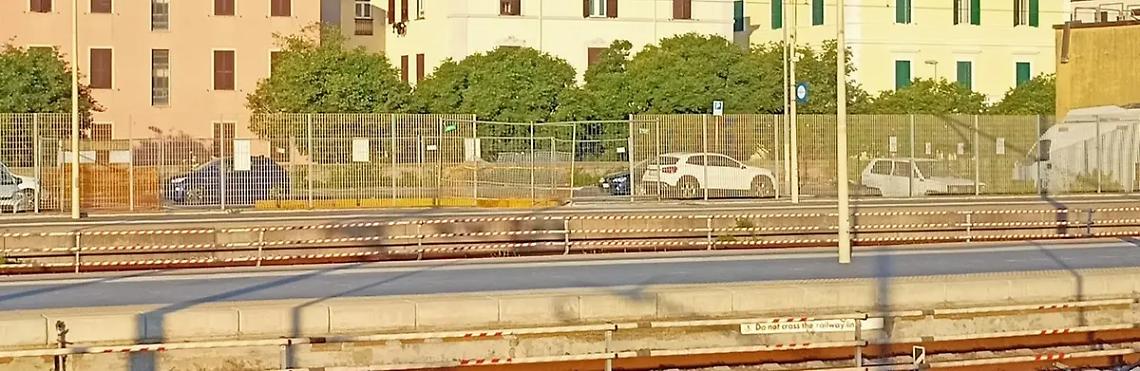 Cancello chiuso per la stazione, qualcosa si muove