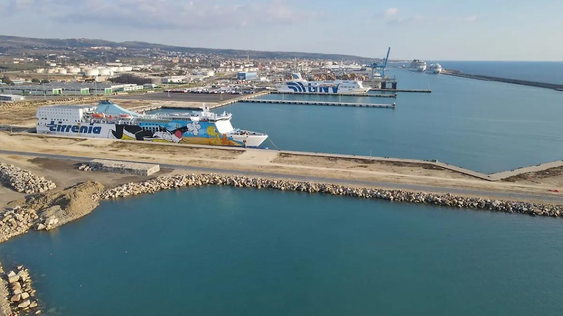 Porto, scelte obbligate e freni allo sviluppo