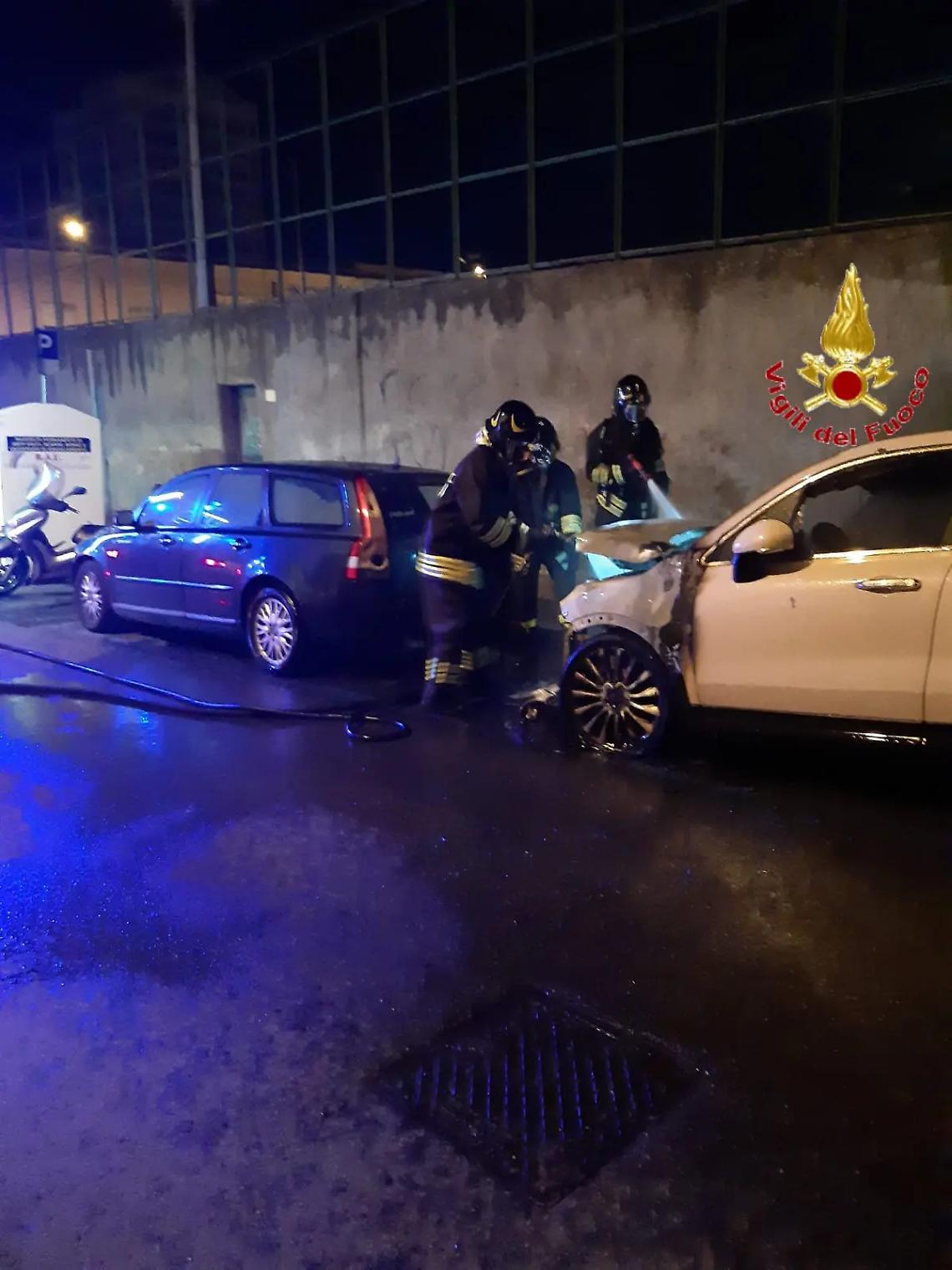 Auto in fiamme in via Annovazzi