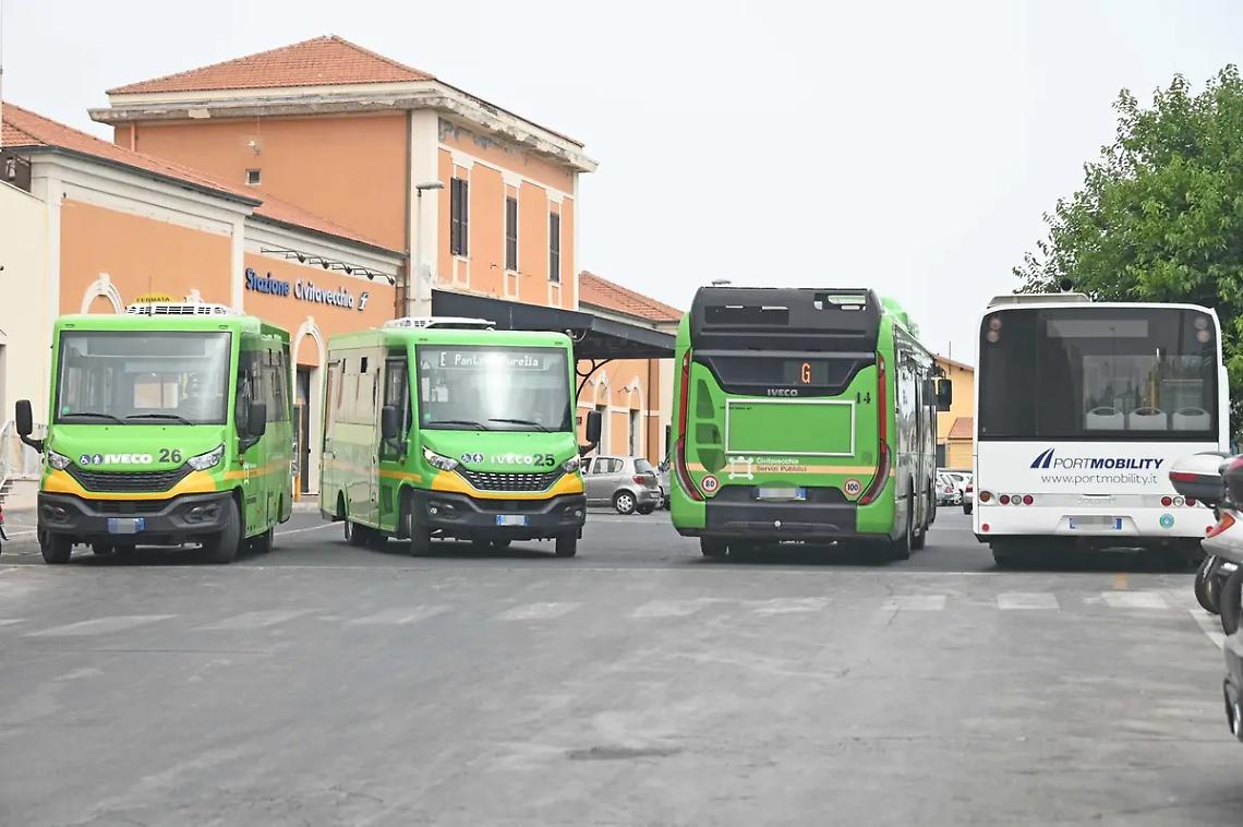 Stazione, nel piazzale regna il caos