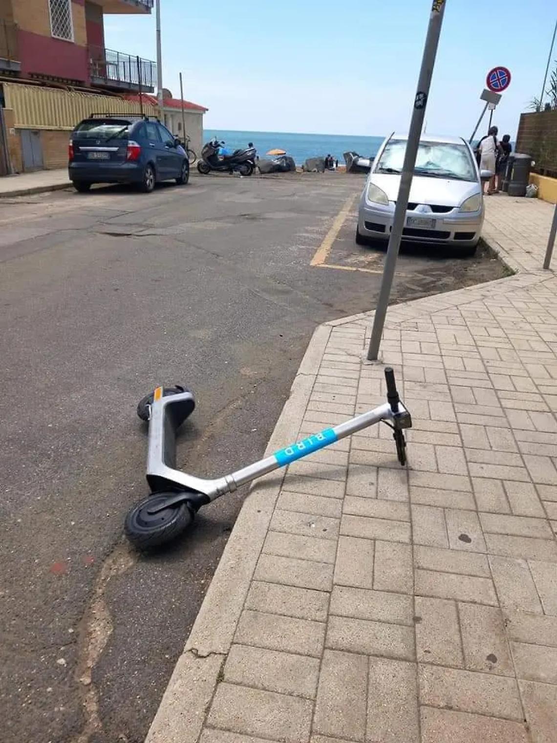 &ldquo;Sharing mobility&rdquo;, i primi monopattini gi&agrave; danneggiati