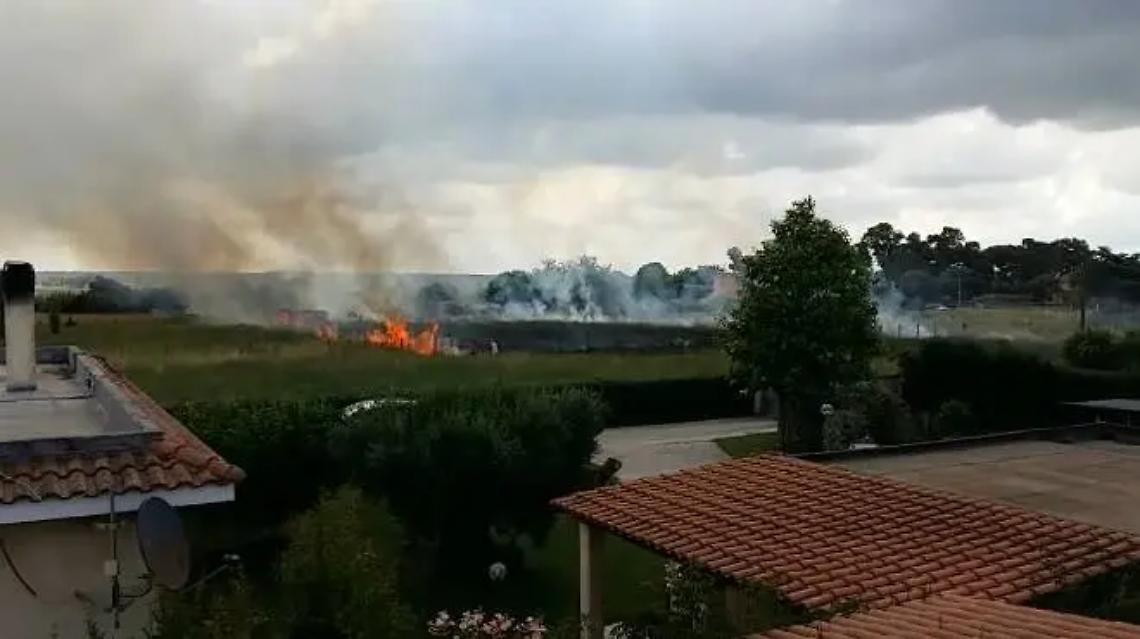 Maxi incendio a Maccarese: le fiamme minacciano le case