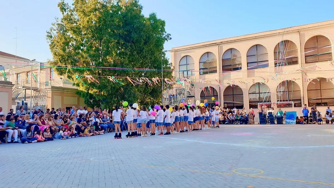 Cortile gremito per il saluto di fine anno