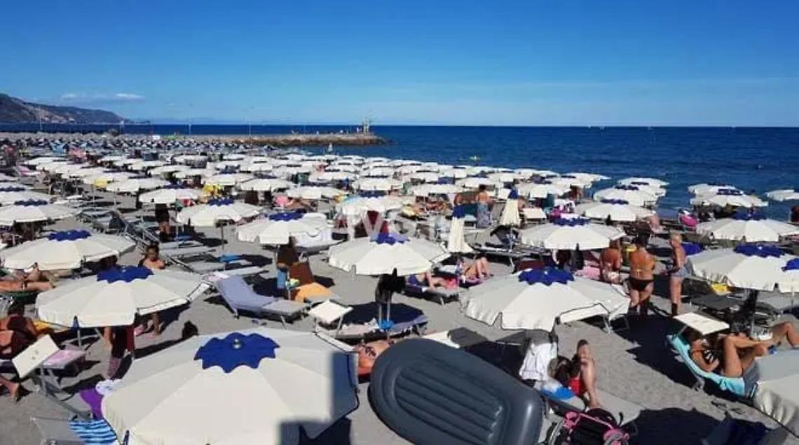 Banchetti contro la privatizzazione delle spiagge
