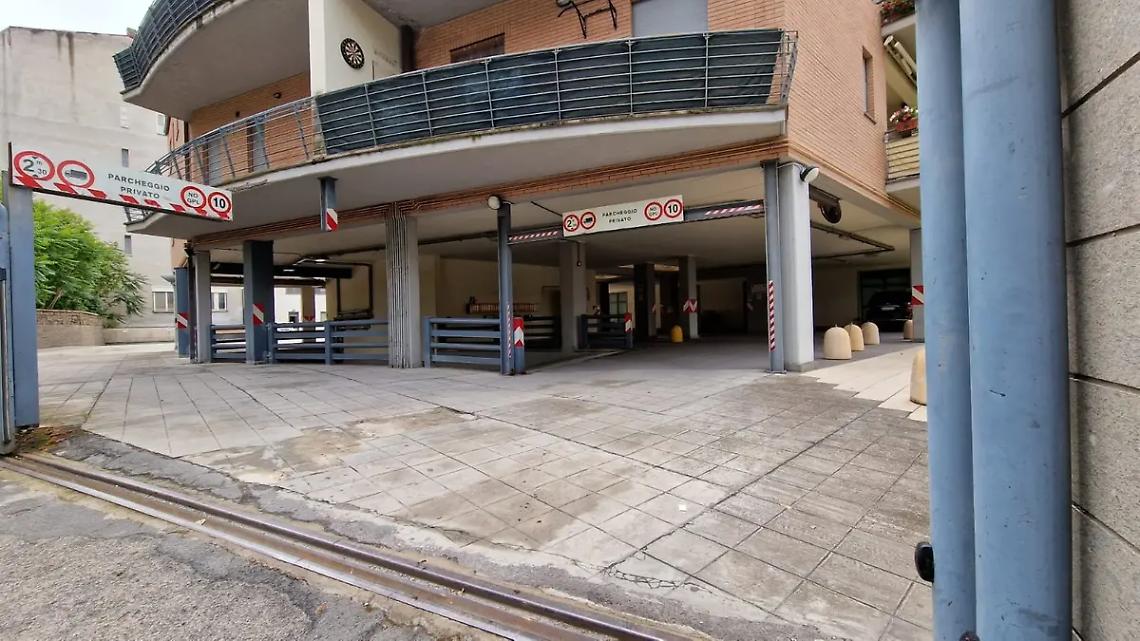 Getta sangue dal terrazzo: denunciato il 34enne