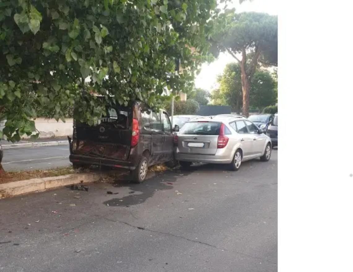 Investono le auto in sosta e fuggono: allarme a Cerenova