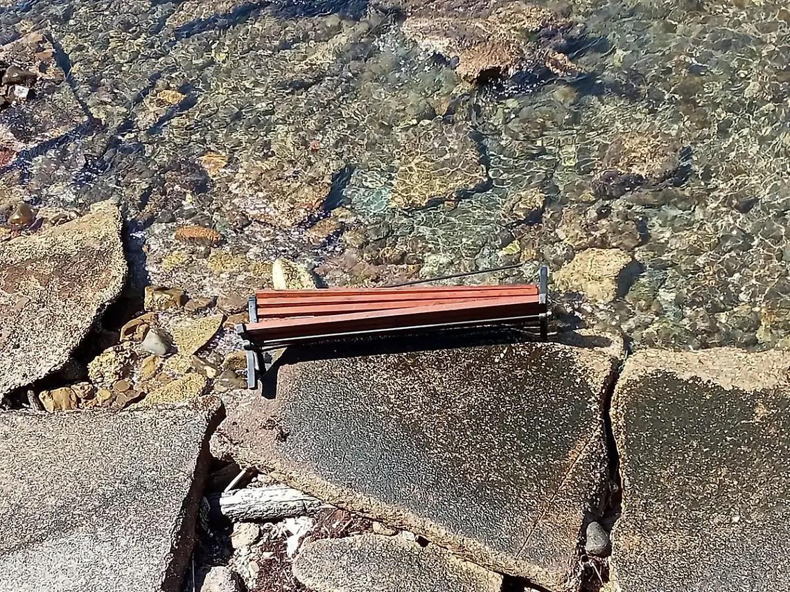 Panchina gi&ugrave; dal lungomare: vandalismo e incivilt&agrave;