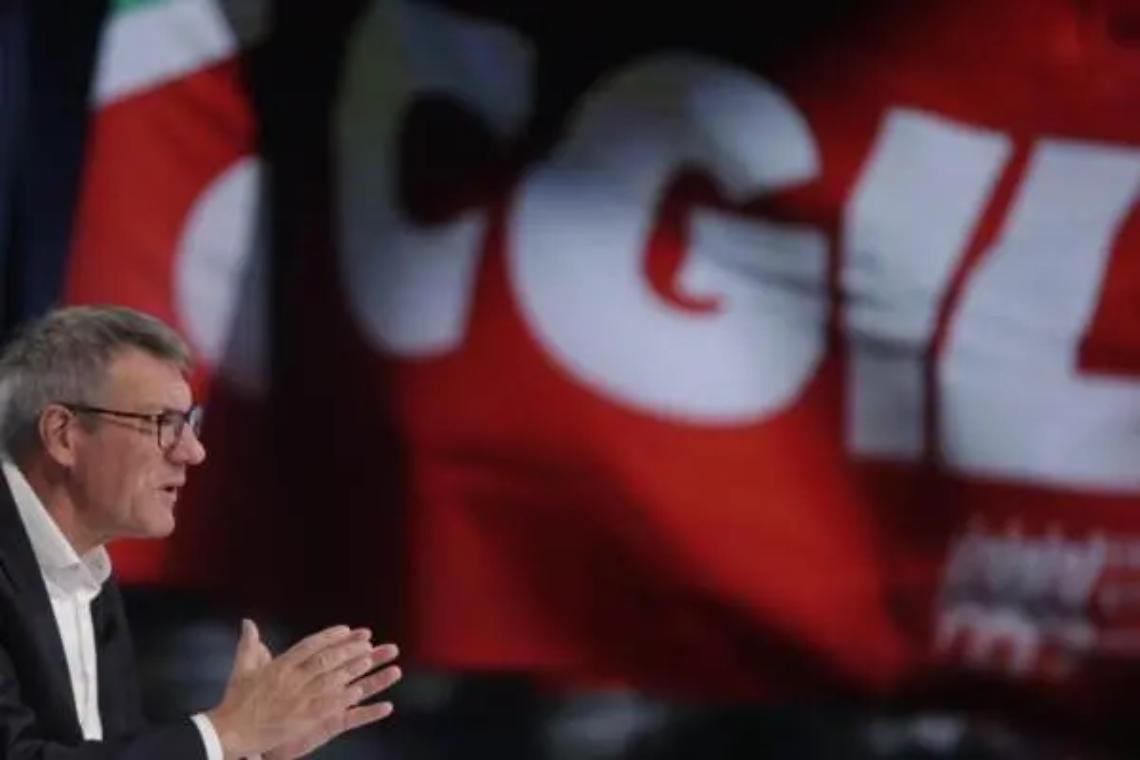 Maurizio Landini in assemblea a Civitavecchia