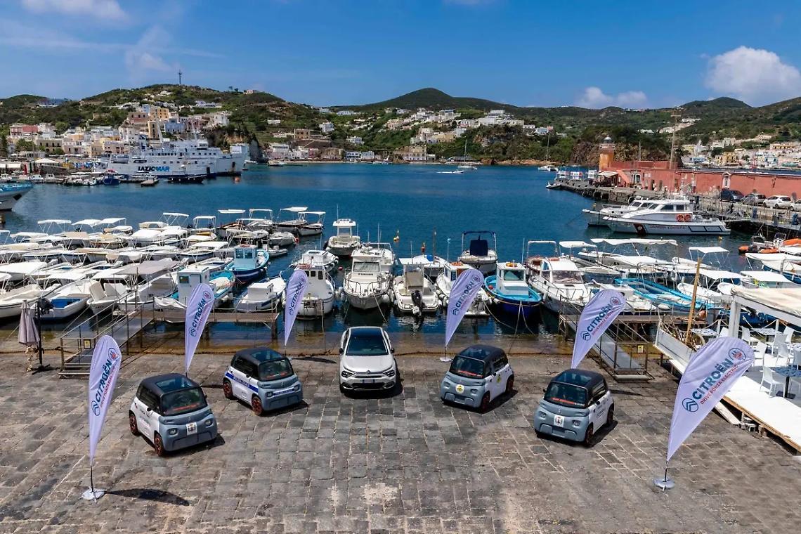 Citroen porta la mobilit&agrave; elettrica a Ponza con Ami e E-C4 X