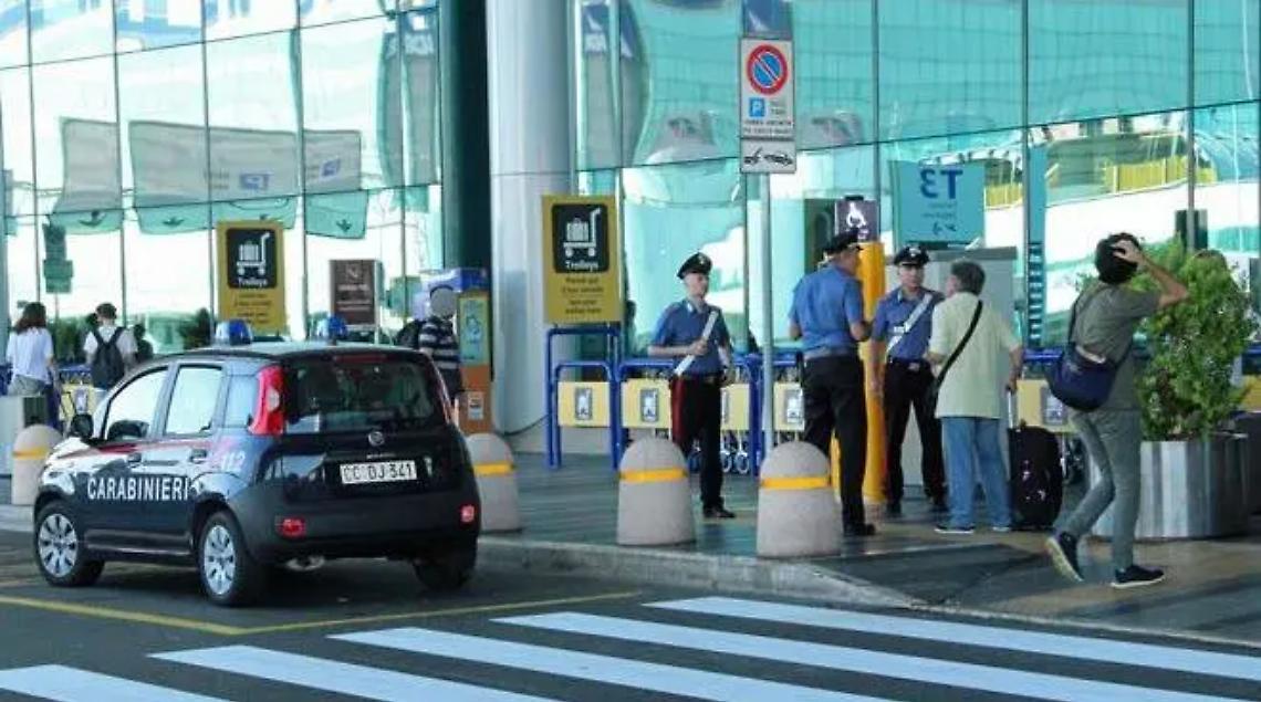 Turisti rubano profumi al duty free: denunciati