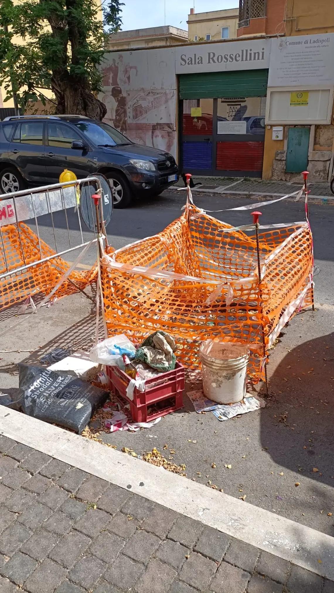 Da due mesi una fogna a cielo aperto