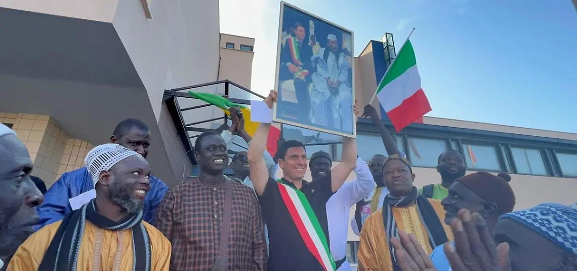 Canti, sit in e un quadro per il sindaco. Scatta la festa della comunit&agrave; senegalese