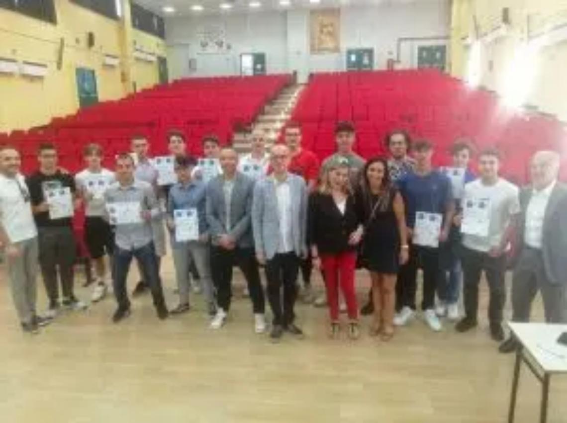 Consegnati i bonus libri ai ragazzi del Da Vinci