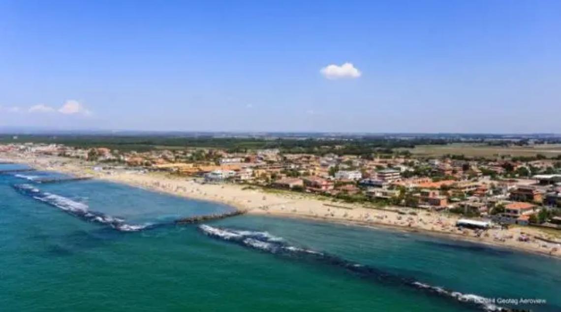 Focene, nudo in spiaggia davanti ai bambini