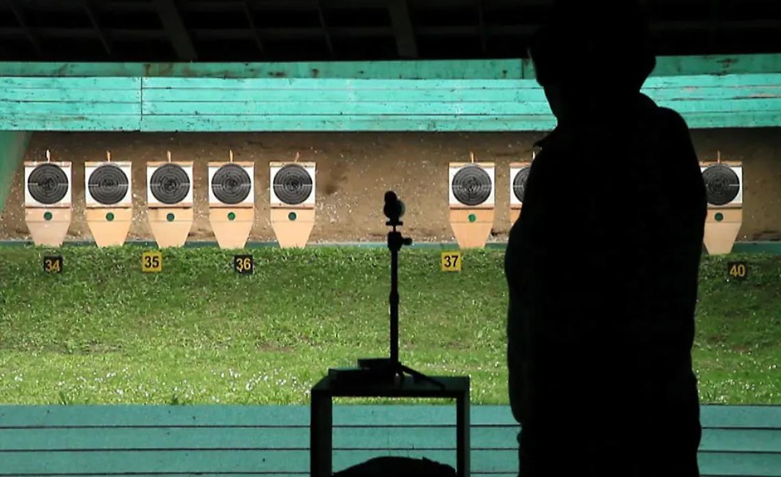 Al poligono con il nipote di 11 anni, denunciati in due