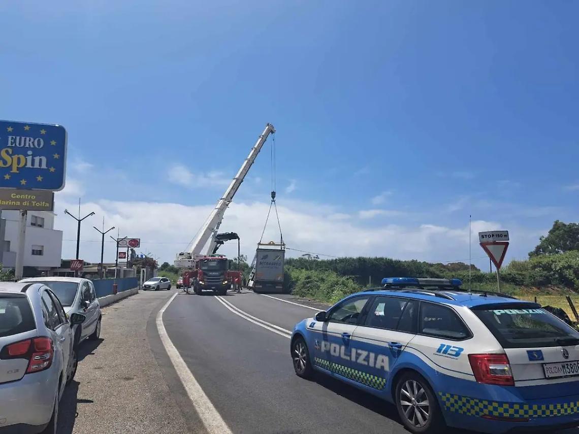 Santa Marinella, Tir finisce fuori strada: traffico bloccato