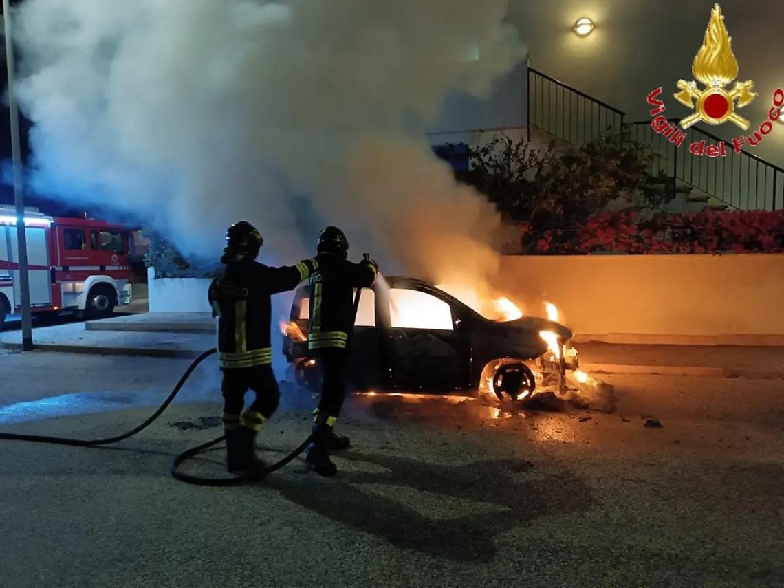 Santa Severa, auto in fiamme nella notte: intervento dei Vigili del fuoco