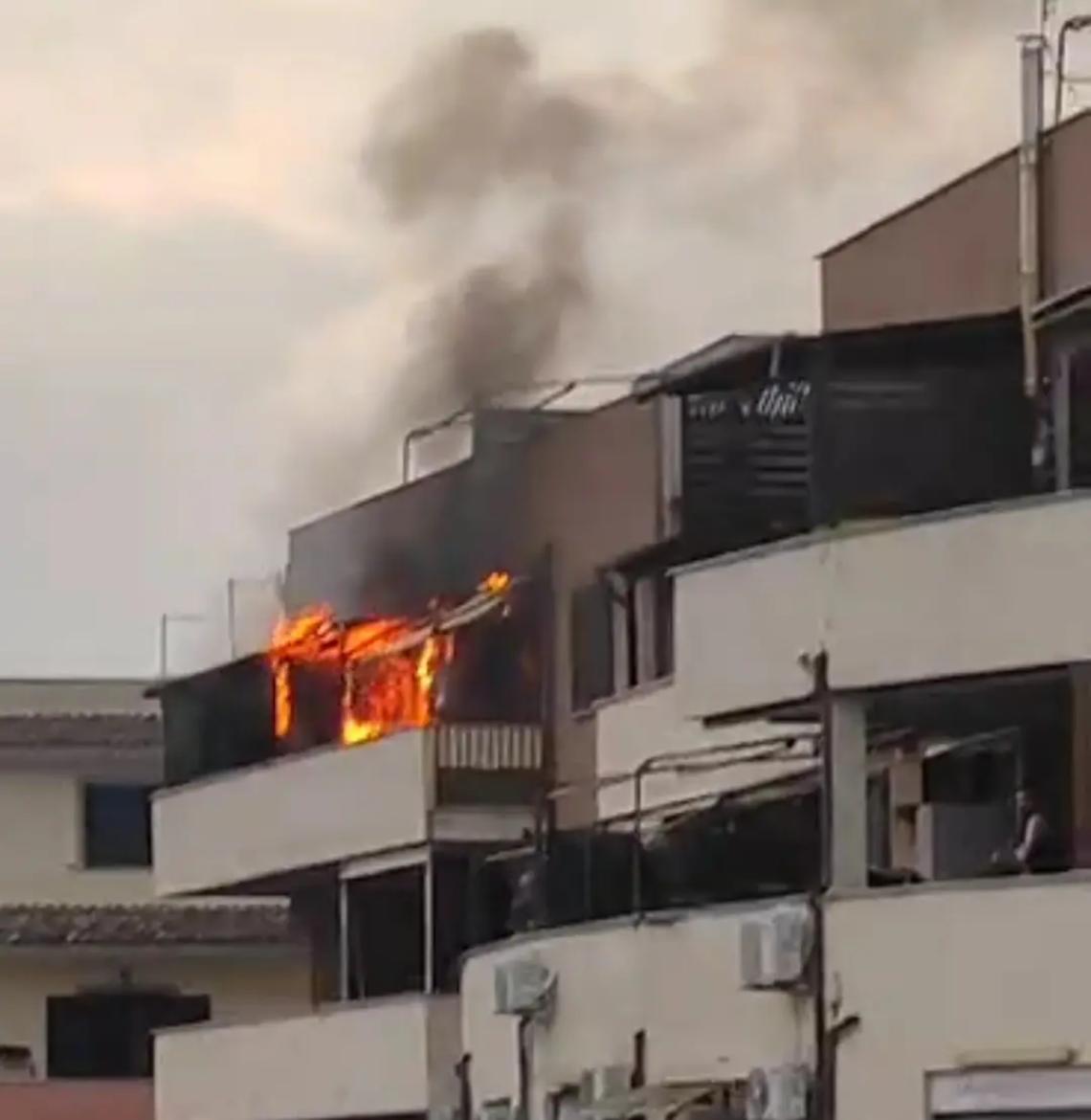 Paura in via Luigi Mariotti per un incendio in un appartamento