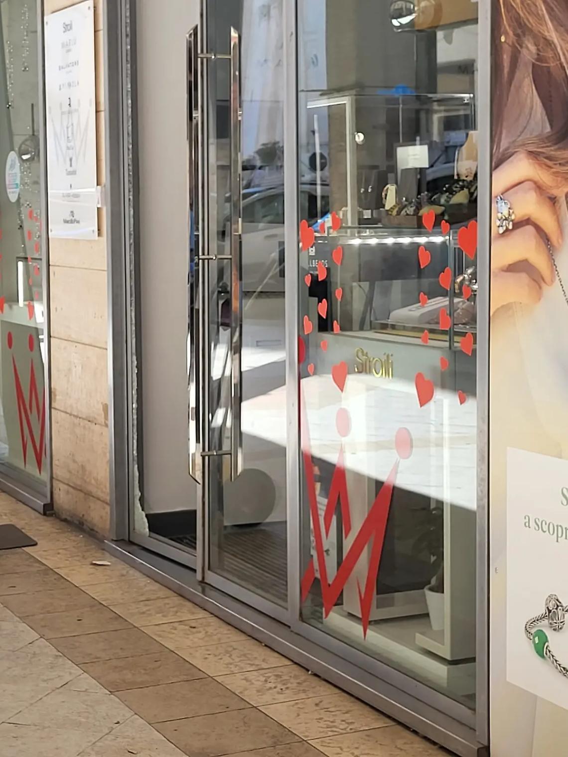 Furto nella notte in gioielleria: bottino da diverse decine di migliaia di euro