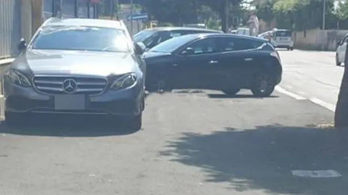 Isola Sacra, marciapiedi usati come parcheggi: il calvario dei pedoni che passano su via Coni Zugna