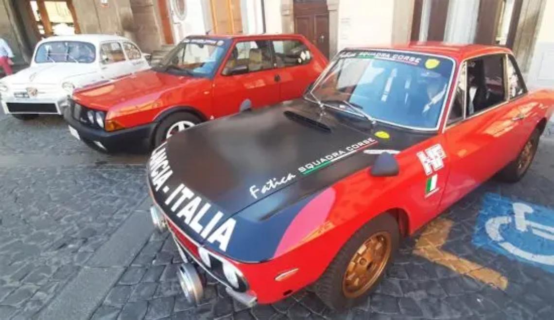 Auto storiche e di nuova generazione sfilano sul colle falisco