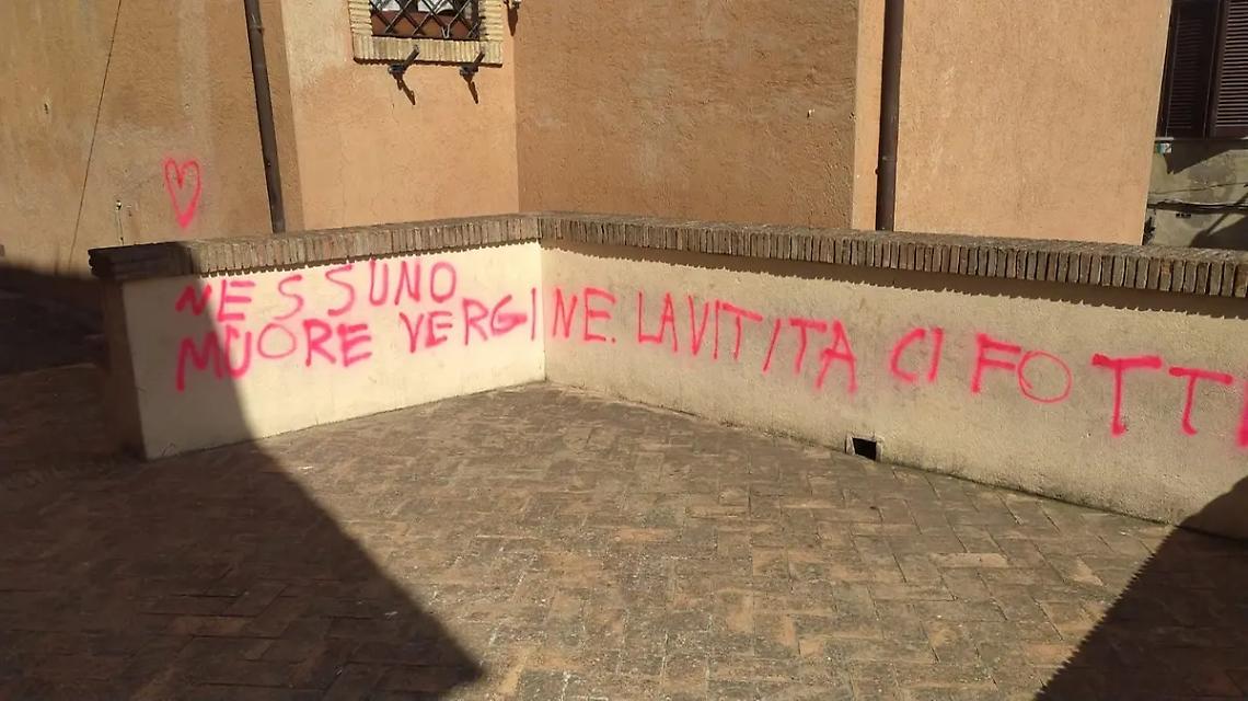 Vandali scatenati pure contro la chiesa