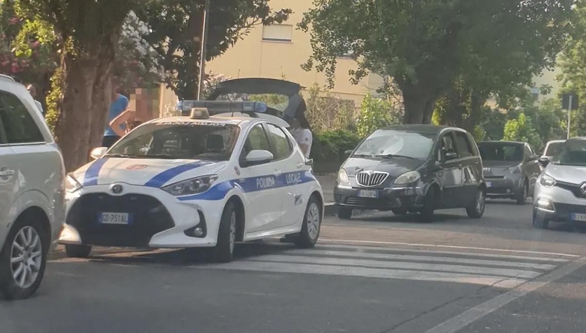 Adolescente investita davanti a parco Bezzi