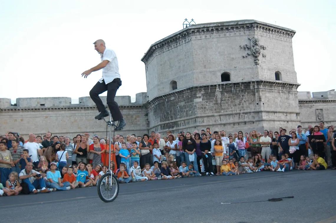 Arriva la magia degli artisti di strada
