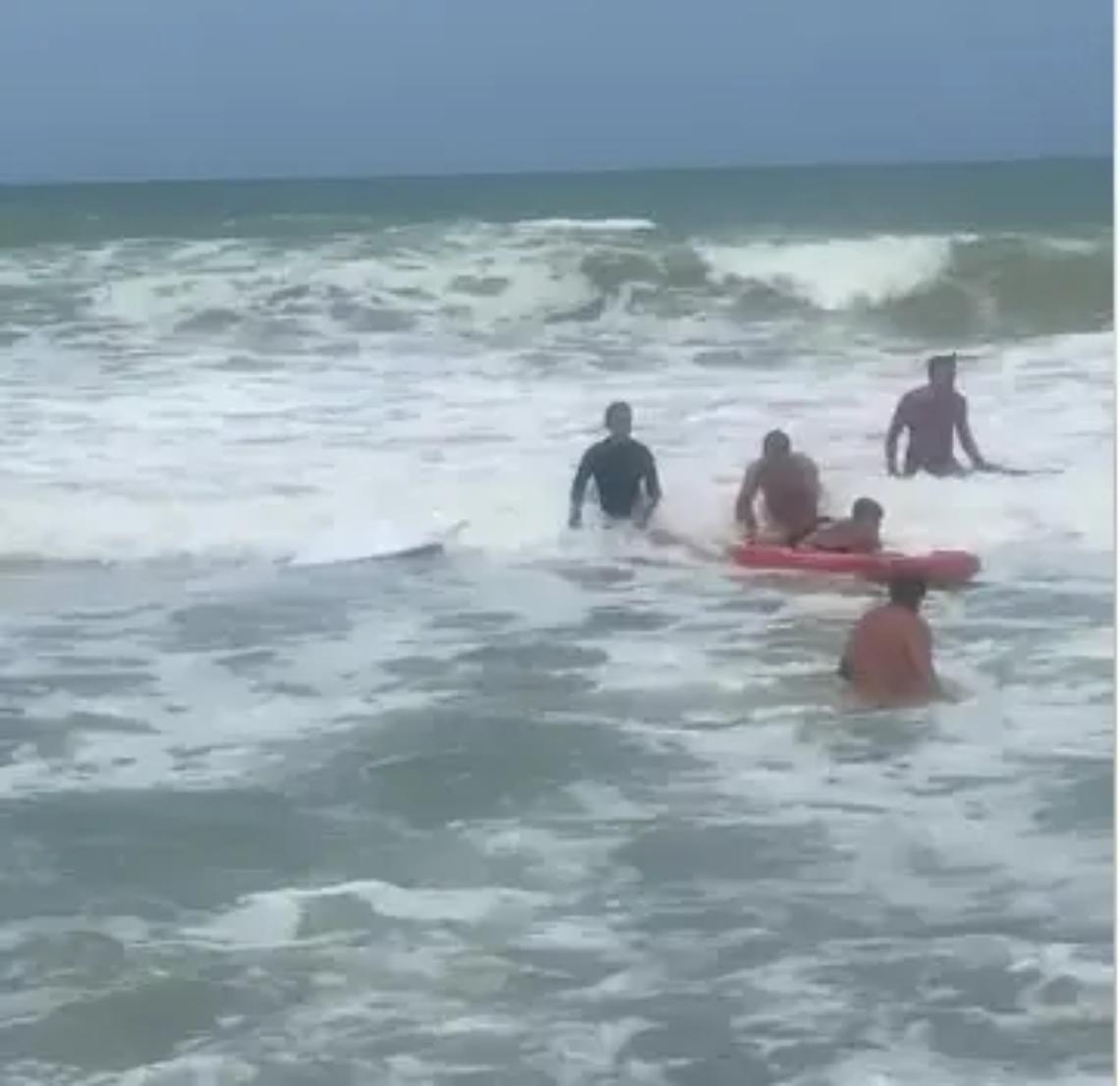 Rischia di annegare: salvato da un surfista e dai bagnini degli stabilimenti