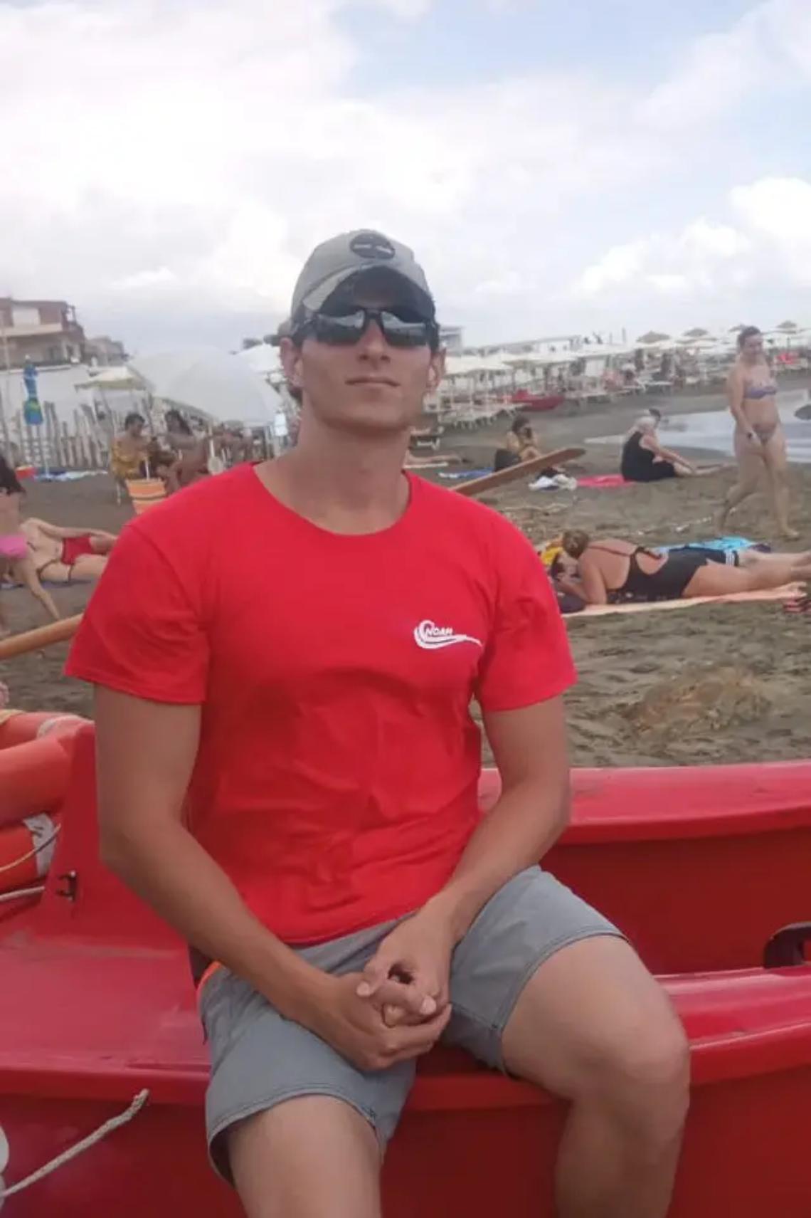 Bimbo spinto sugli scogli: salvato