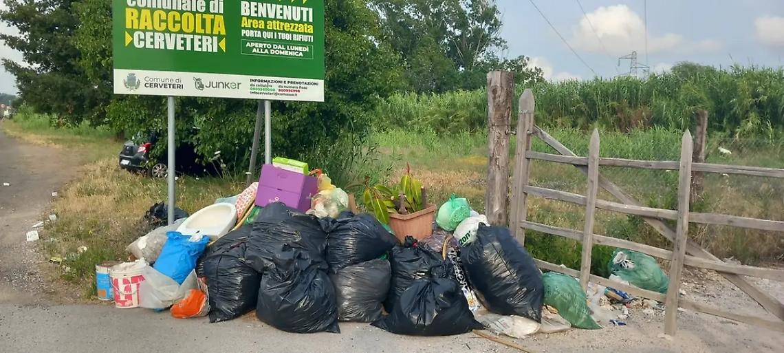 &laquo;Follia presso l&rsquo;isola ecologica&raquo;, cancelli chiusi e rifiuti in strada