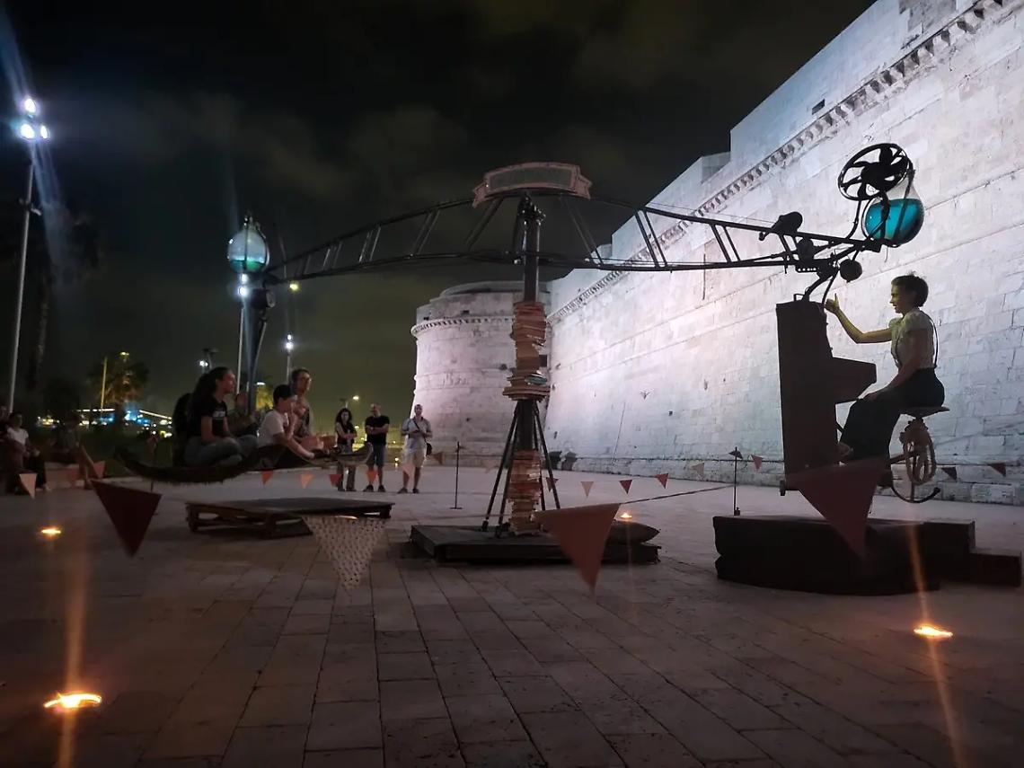 Artisti di strada, esplosione di emozioni e colori a Civitavecchia