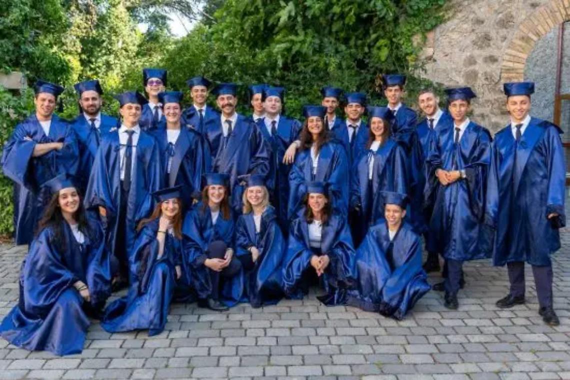 Grande festa per i 24 diplomati di Intrecci