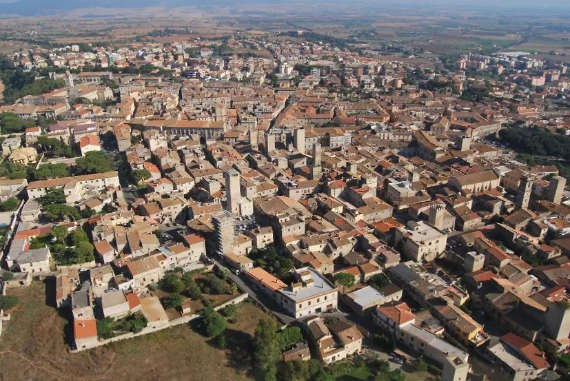 Tarquinia, aggressione al bar per regolamento di conti: parapiglia in centro