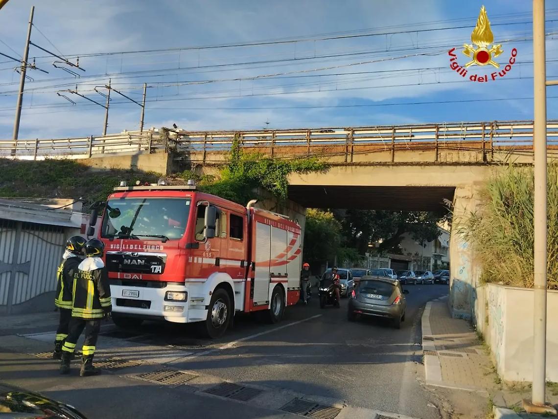 Si stacca l&rsquo;intonaco e cade su un&rsquo;auto: paura a Civitavecchia