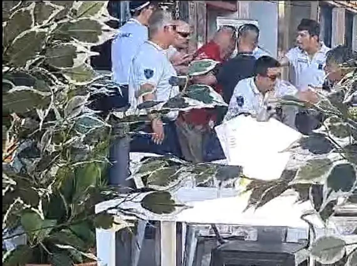 Multano un motorino in divieto di sosta: aggrediti quattro agenti