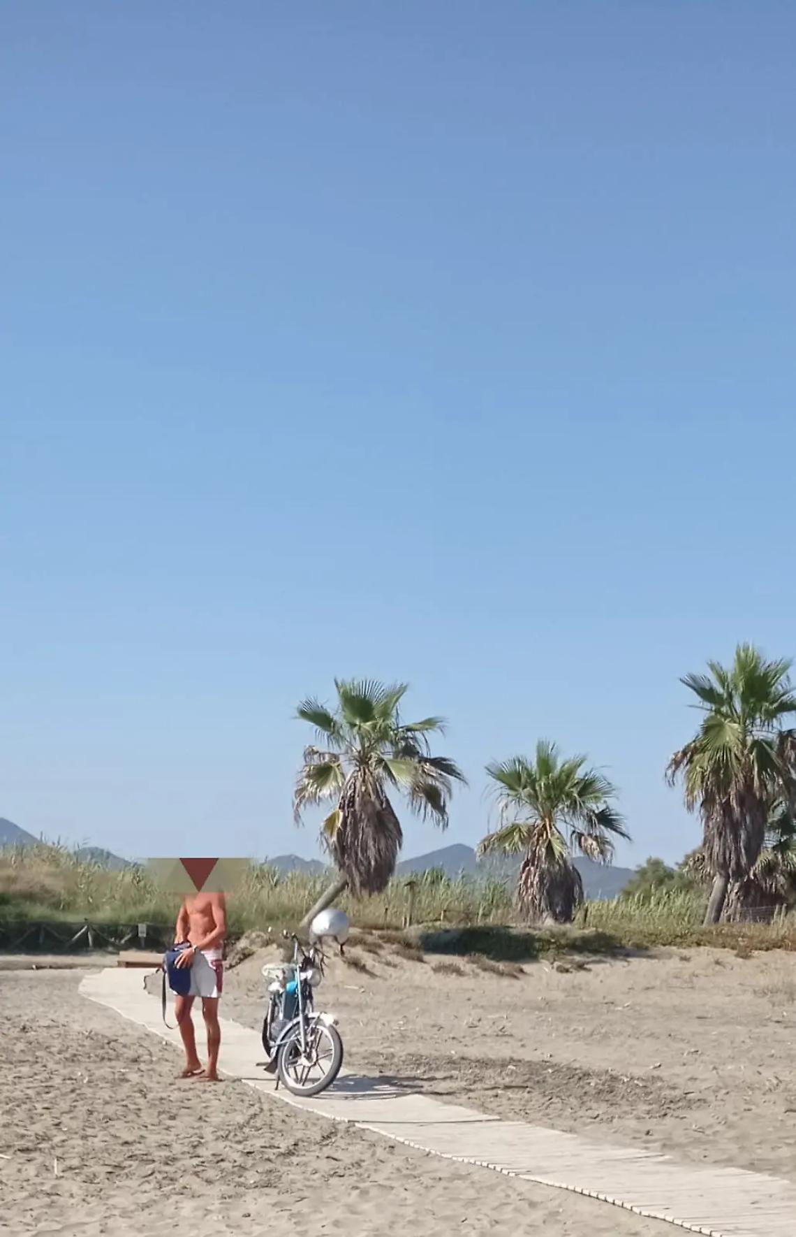 Arriva fin sotto Torre Flavia a bordo della sua moto