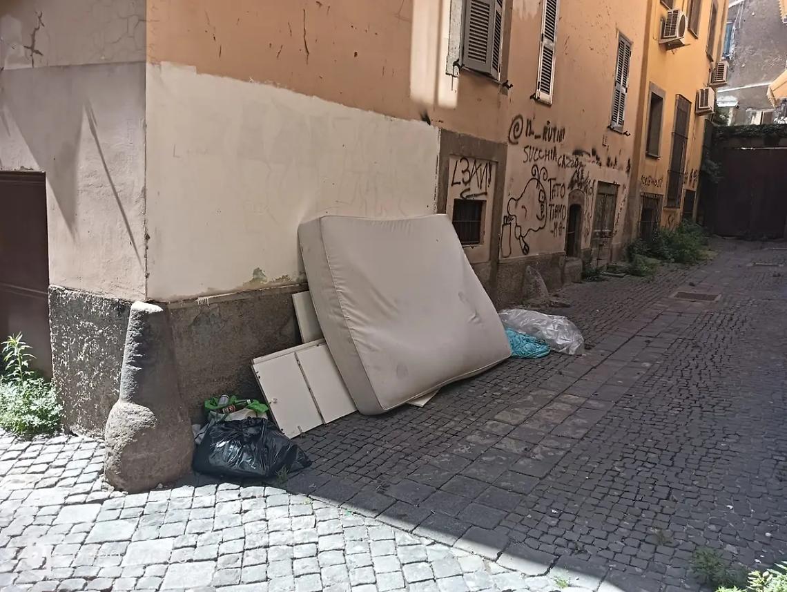 Viaggio tra le emergenze del centro: dal degrado ai rifiuti abbandonati