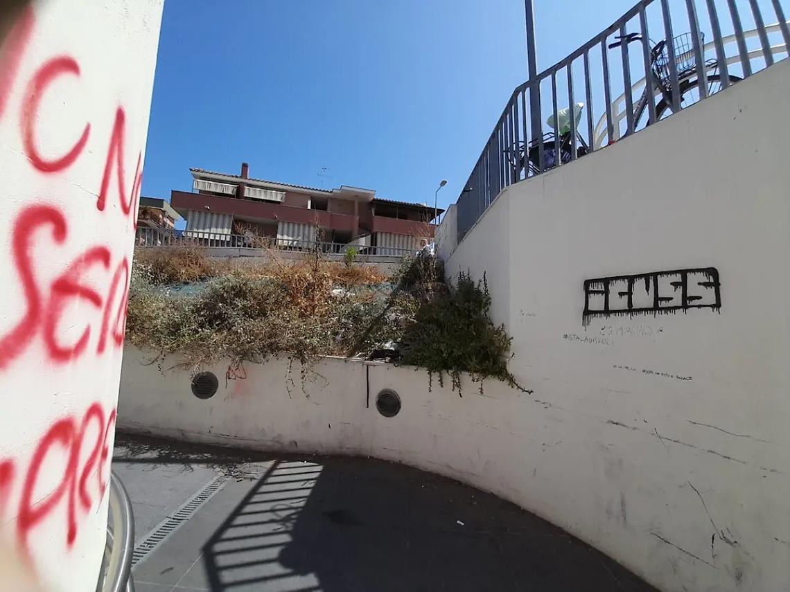 Scritte e rifiuti: la stazione nel degrado