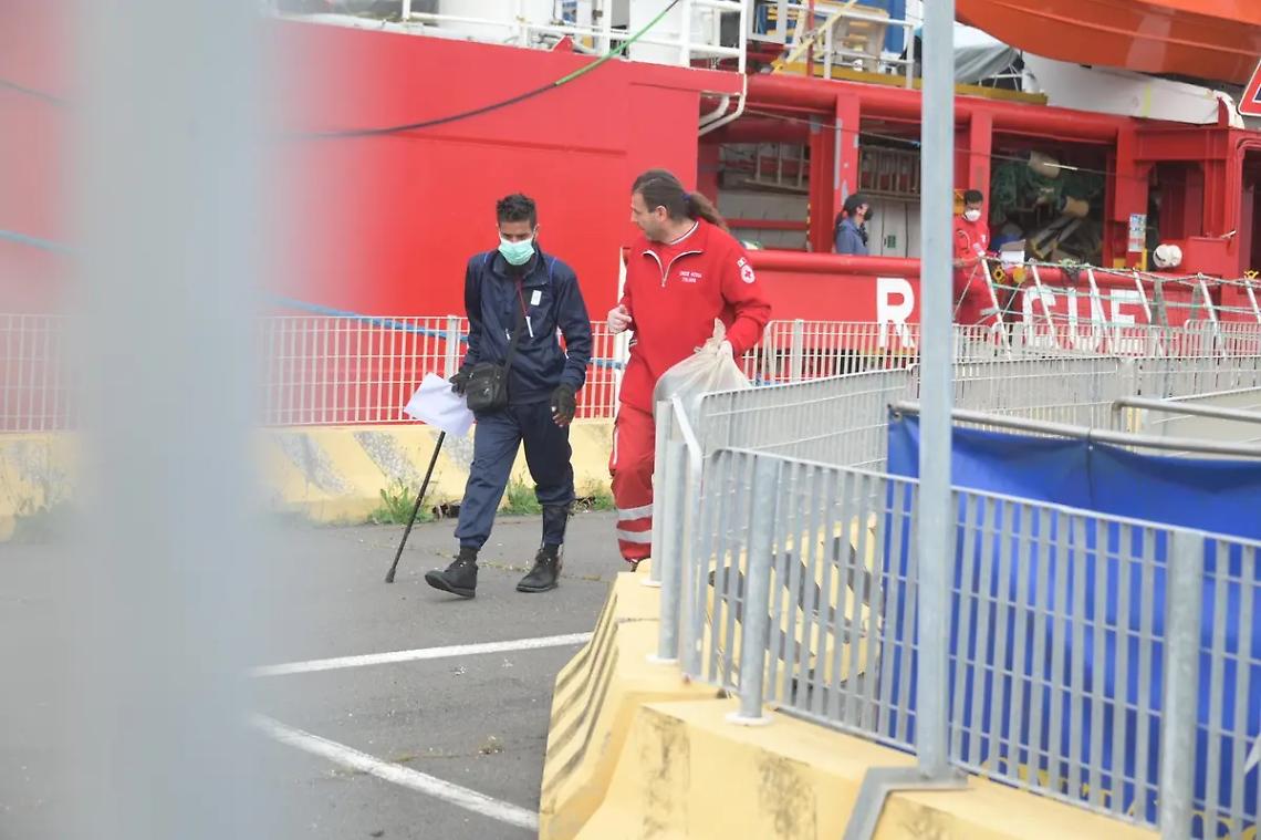 Migranti, nuovo sbarco a Civitavecchia: si tratta della Ocean Viking con 57 persone a bordo