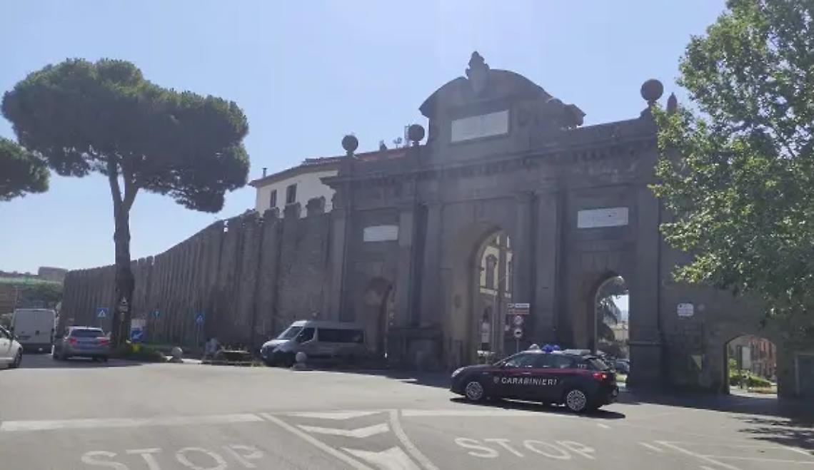 Rapina il passeggero di un treno: arrestato