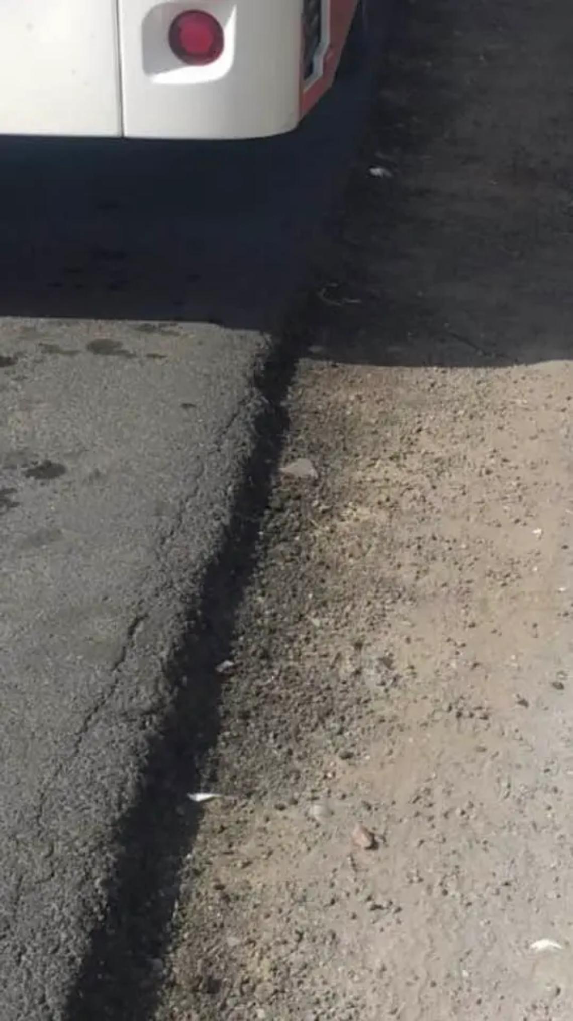 Strada sconnessa: donna cade e si fa male