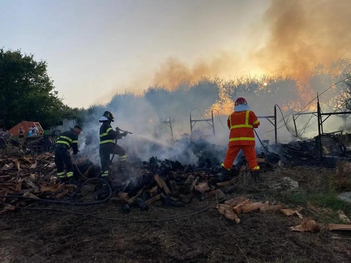 Incendio a Ladispoli: a fuoco una copertura e alcuni materiali